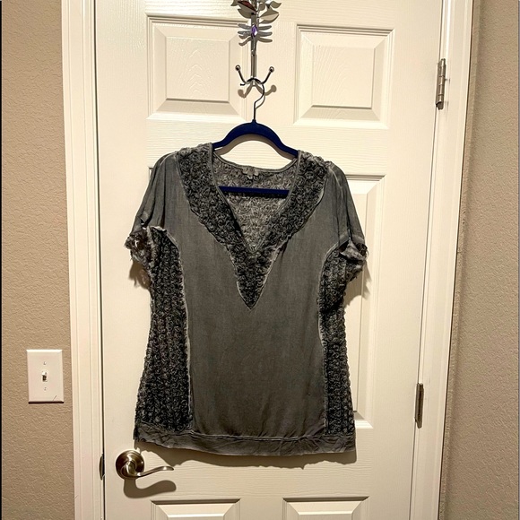Pol gray v-neck lacy short sleeve top. Size Small - Picture 1 of 5